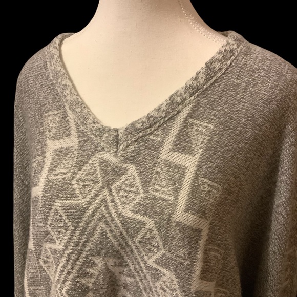 BLUENOTES GREY & WHITE AZTEC DESIGN PONCHO WITH SLEEVES/ Size S/M - Picture 4 of 7